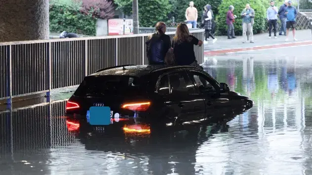 Auto von Regenfluten erfasst