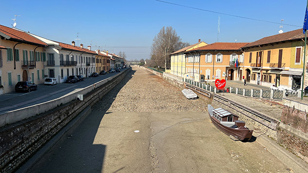 Boote liegen westlich von Mailand auf dem Trockenen. 