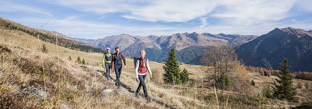 Paar wandert durch ein herbstliches Tal