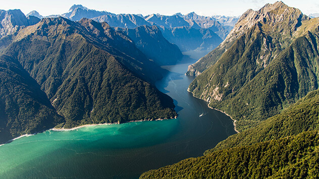 Blick von oben auf den Milford Sound