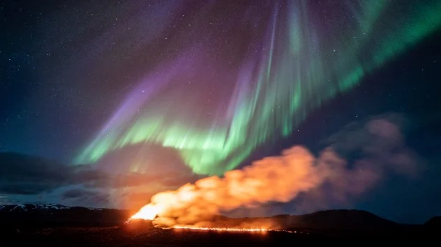 Una vista del área de erupción con la aurora boreal bailando en el cielo cerca de la ciudad de Grindavik, Islandia, el martes 16 de abril de 2024. 