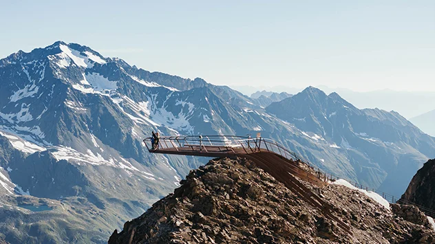Die Aussichtsplattform TOP OF TYROL eröffnet spektakuläre Panoramablicke auf die Stubaier Alpen.