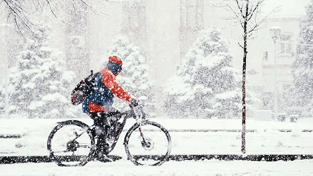 Radfahrer bei Schneetreiben