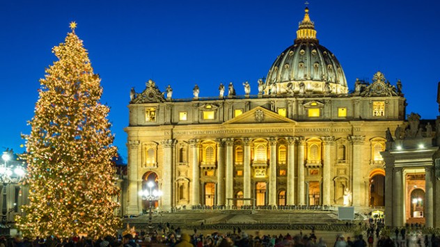 Weihnachtsbaum auf dem Petersplatz in Rom