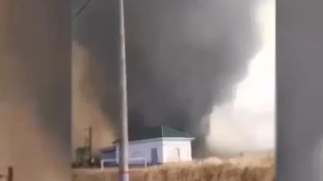Un gran tornado se originó en pleno incendio en Rusia. 