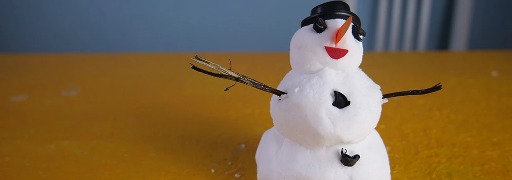 Ein Schneemann aus selbst gemachten Schnee. 