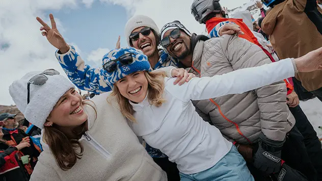 Junge Leute im Winteroutfit feiern draußen