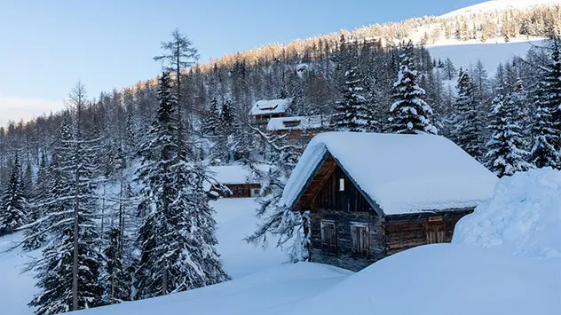 Verschneite Hütten und Berge in der Region Katschberg Lieser-Maltatal