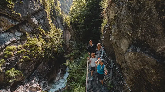 Wandernde Familie in der Kaiserklamm in Brandenberg