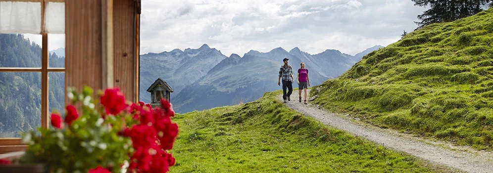 Wanderndes Paar in den Bergen