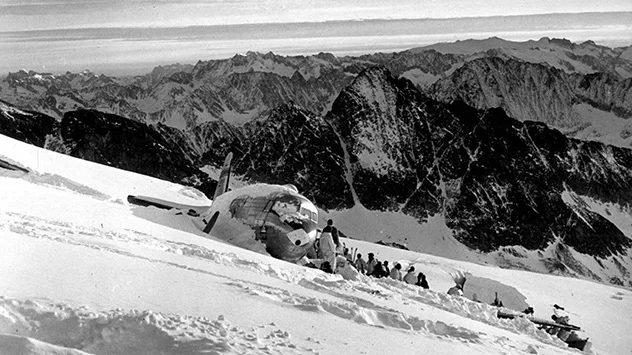 Фюзеляж літака Dakota DC-3, що розбився в 1946 році, досі знаходиться у льоду льодовика Гаулі, в кантоні Берн.
