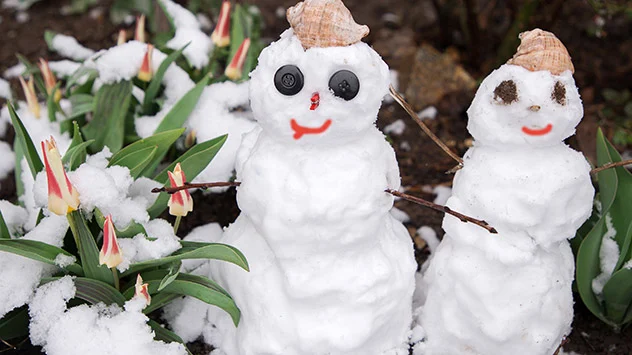 Märzwinter Schneemann und Schneefrau