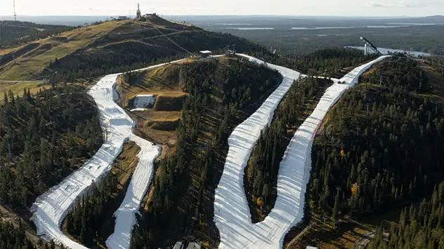 Stațiunea de schi finlandeză Ruka folosește aceeași metodă pentru a da startul sezonului de schi încă de la începutul lunii octombrie.