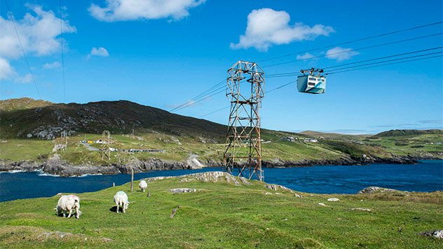 Irlands einzige Seilbahn über grüner Schafweide