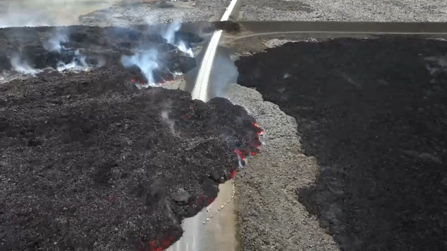 La lava engulló un tramo de carretera. 