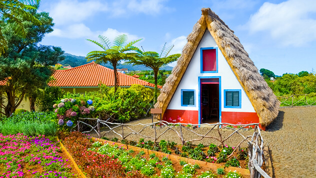 Buntes traditionelles strohgedecktes Haus in Santana