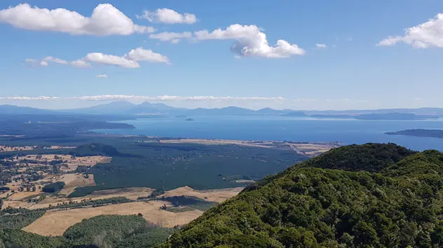 Die Aussicht vom etwa 1000 Meter hohen Mount Tauhara auf den Lake Taupo