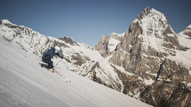 Winterurlaub in Sterzing-Ratschings-Gossensass - Bild: Gossensass-Ladurns / Manuel Kottersteger Eins Skifahrer auf einer Skipiste, im Hintergrund ein Berg