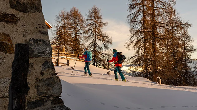 Winterurlaub im Südtiroler Ortlergebiet - Bild: Ferienregion Ortlergebiet/Malthe Wöhler Zwei Skitourengeher im Schnee