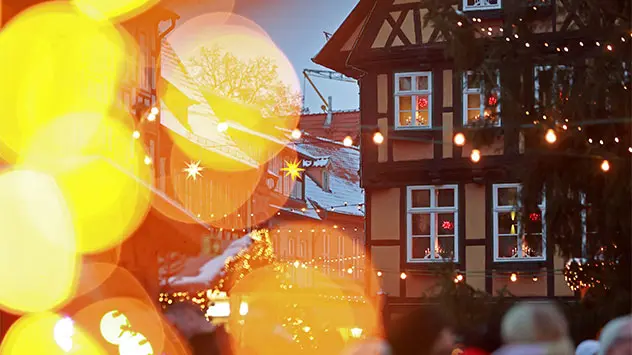 Lichterglanz vor den Fachwerkhäusern in Quedlinburg