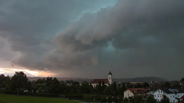 Bedrohliche Wolken mit grünlicher Färbung ziehen bei Rosenheim auf