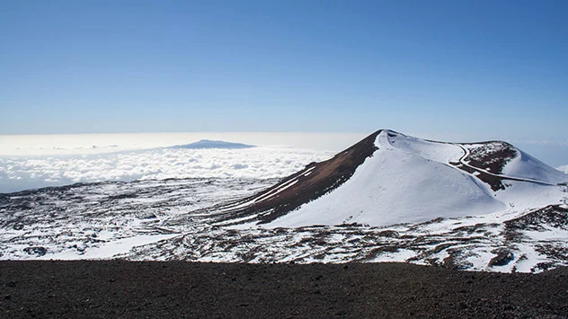 Der schneebedeckte Mauna Kea ist einer der Hawaii-Inseln und zählt zu den Schildvulkanen