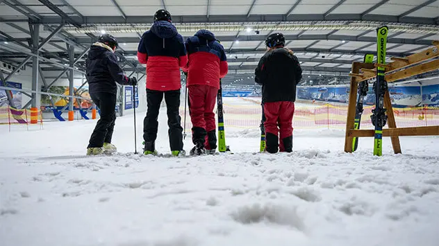 Wintersportler in der Skihalle Snowdom Bispingen