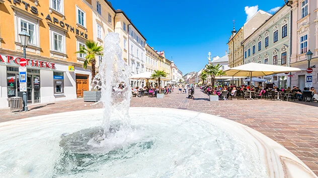 Innenstadt von Klagenfurt mit einem Brunnen
