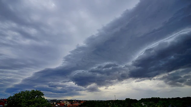 Oftmals gehen Kaltfronten im Sommer mit kräftigen Schauern und Gewittern einher.