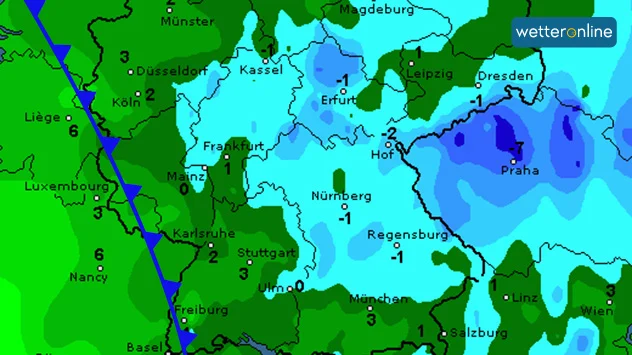 Hinter einer maskierten Kaltfront fließt mildere Meeresluft ein. Die davor liegende Kaltluft ist besonders in Senken und Tälern spürbar kälter.