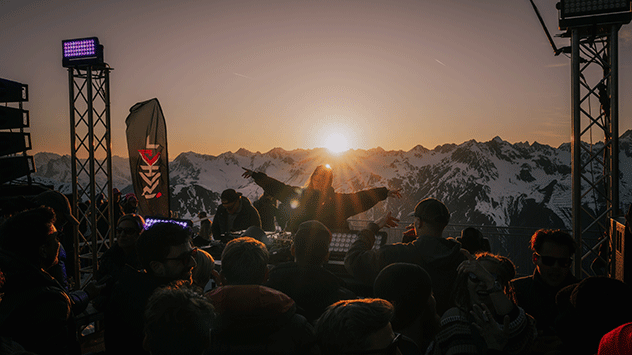 Event an der Skipiste bei Sonnenuntergang. 