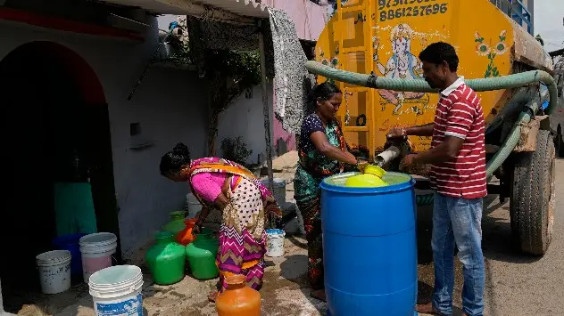Locuitorii din Ambedkar Nagar, Bangalore, colectează apă potabilă dintr-o cisternă.