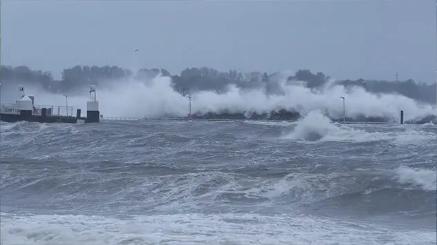 Der Ostsee gibt es eine schwere Sturmflut. Große Wellen peitschen gegen die Küste.