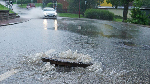 Wer unterwegs mit dem Auto in ein schweres Gewitter gerät, drohen unter anderem Starkregen oder Gefahren wie Aquaplaning und überschwemmte Straßen.