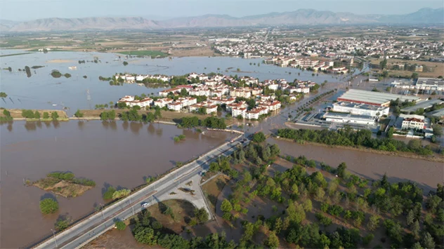 Nach der Flutkatastrophe in Griechenland stehen noch immer ganze Landstriche unter Wasser.