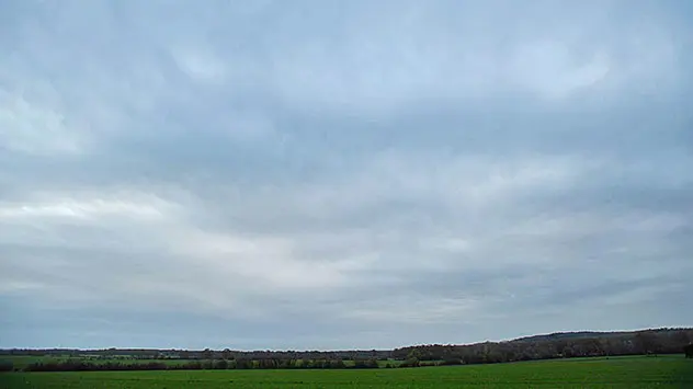 Altostratus mit bläulichen Wolkenfelder teils faserig 