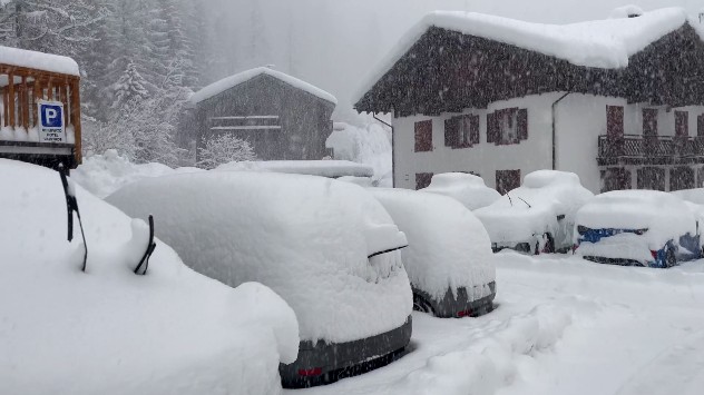Algunos vehículos desaparecieron bajo grandes cantidades de nieve. 