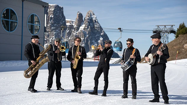 Sonnenskilauf in der Dolomitenregion Seiser Alm - Bild: Seiser Alm Marketing / Fabian Dalpiaz Swing on Snow verbindet Skifahren mit musikalischem Genuss.