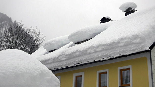 In Wildalpen in der Steiermark ist die Schneelast auf den Dächern enorm