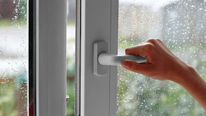Ein Fenster wird bei Regen geöffnet