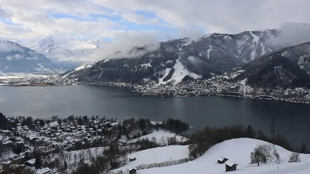Ein See im Winter mit schneebedeckter Landschaft