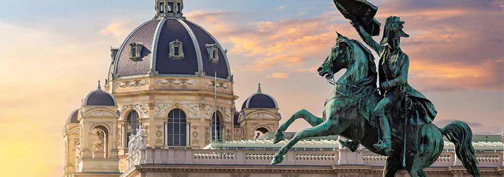 Statue vor historischem Gebäude in Wien