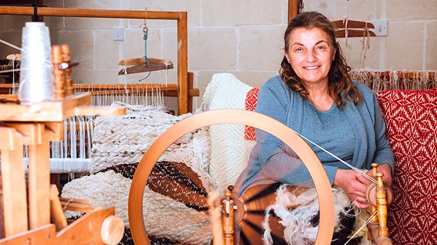 Eine Frau an einem Webstuhl - Handwerkliche Traditionen werden auf Malta bis heute gepflegt. 