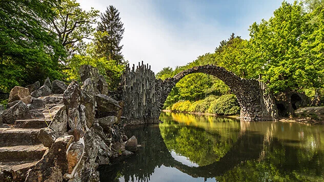 Tipps für märchenhafte Orte in Deutschland Blick auf die runde Rakotzbrücke