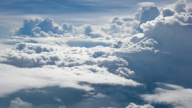Unmittelbar vor einer Ana-Kaltfront formieren sich Cumulonimbus-Wolken.
