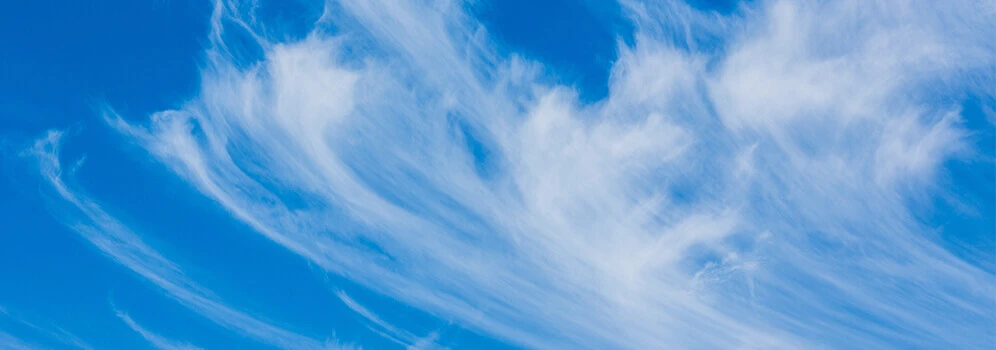 Federwolken am blauen Himmel