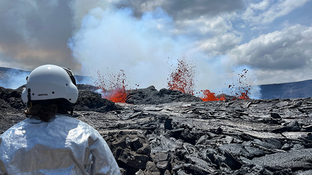 Wetenschappers van de United States Geological Survey (USGS) en het Hawaiian Volcano Observatory (HVO) nemen monsters van de hete rotsmassa. - © USGS