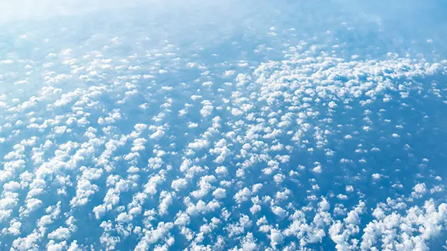 Blick von oben: Cumulus-Wolken bilden sich auf der Rückseite einer Kaltfront über dem Meer. Auch hier spielt die Konvektion eine Rolle.