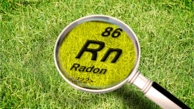 Radon wird aus Gesteinen und dem Boden freigesetzt.