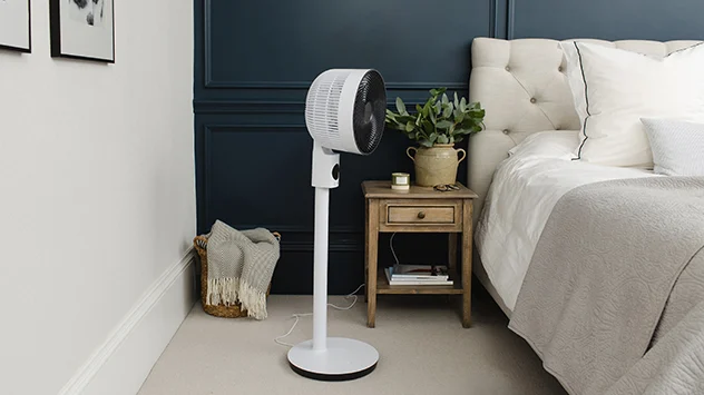 Der MeacoFan Sefte® 10 Standventilator steht neben einem Bett. 